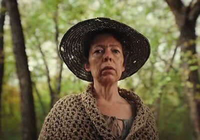 Olivia Colman se fabrica un marido perfecto y resulta ser Alexander Skarsgård