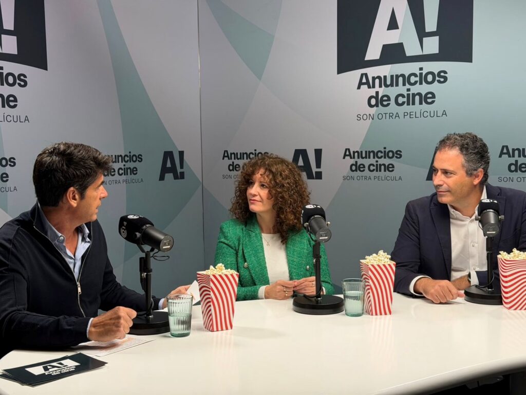 Carlos Valiente, Inés Santás Álvarez y Alberto Extramiana conversan en el estudio del podcast Anuncios de Cine