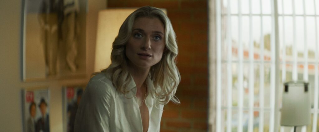 Elizabeth Debicki mirando hacia un lado en una estancia iluminada