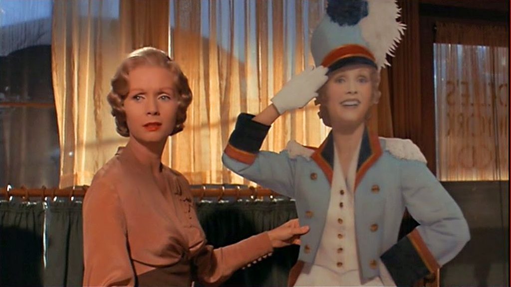 Debbie Reynolds junto a una figura de cartón en ¿Qué le pasa a Helen?