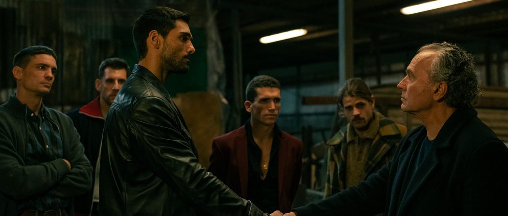 Isaac Díaz, Jose Coronado y Jaime Lorente se encuentran en una escena de interior.
