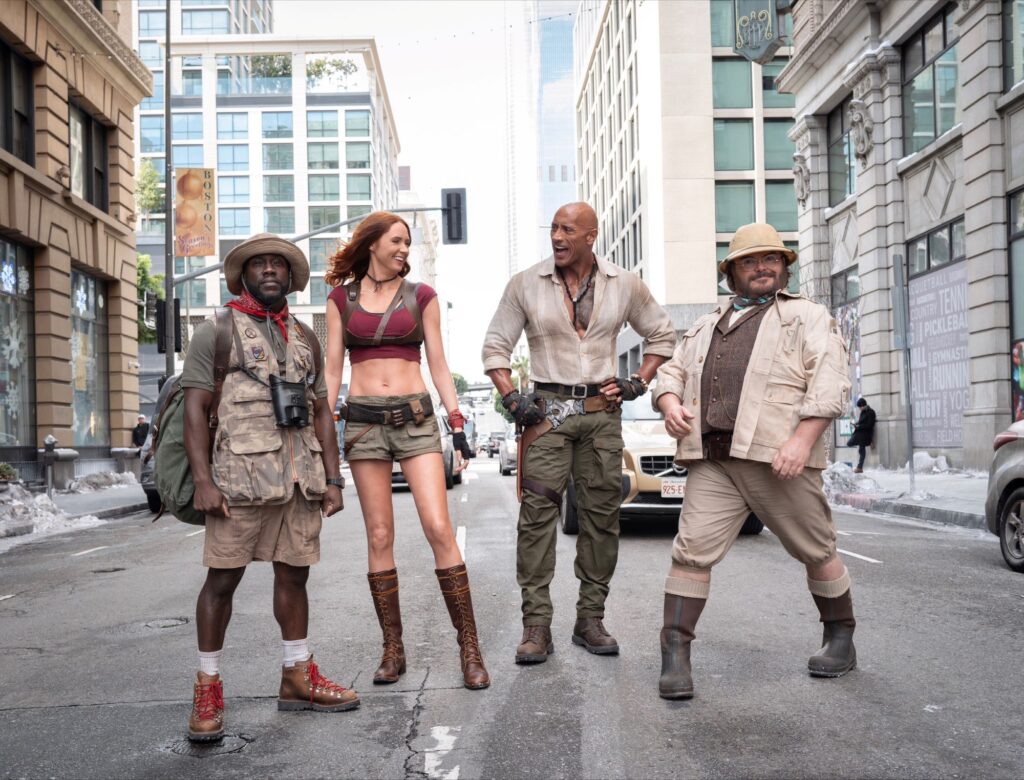 Kevin Hart, Karen Gillan, Dwayne Johnson y Jack Black posan en una calle urbana
