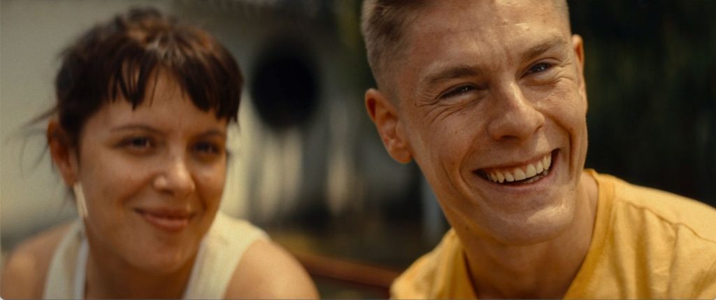 Andrea Ros y Patrick Criado sonriendo en una escena de la película Karateka.