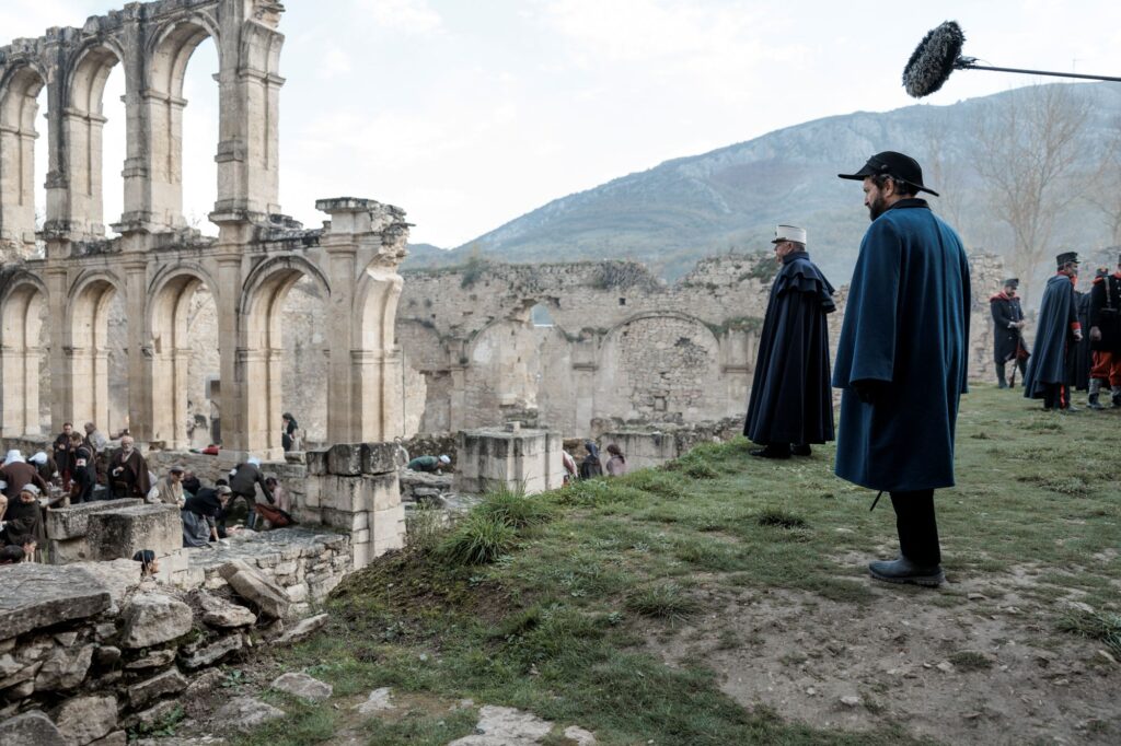 Rodaje de la película Sacamantecas con actores vestidos de época junto a unas ruinas históricas
