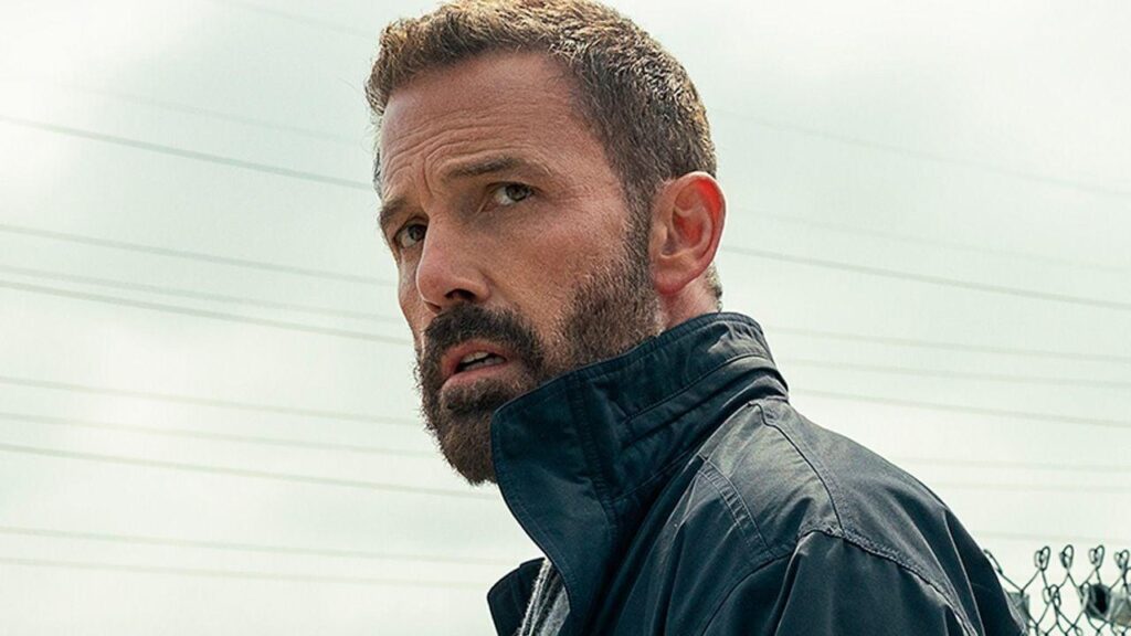 Ben Affleck con barba mirando seriamente hacia un lado en un plano corto.