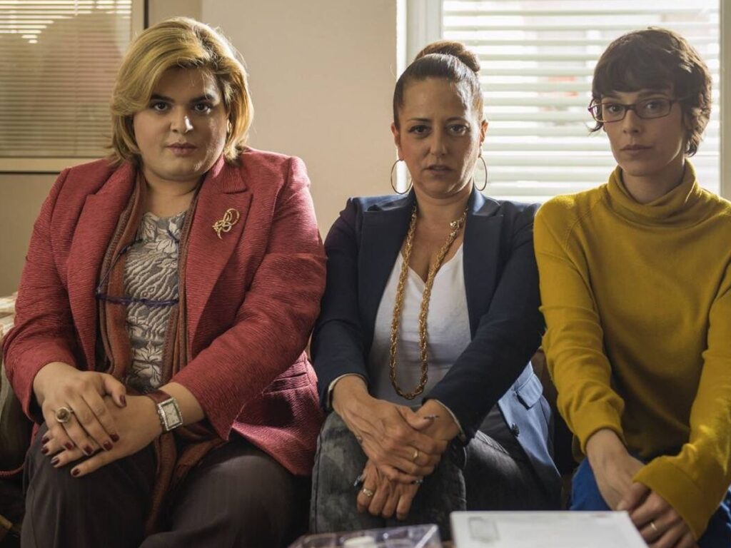 Brays Efe, Yolanda Ramos y Belén Cuesta sentadas juntas en una oficina