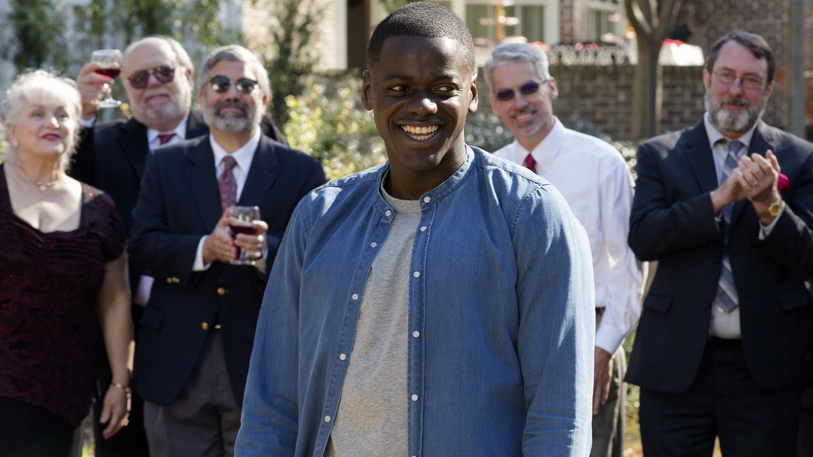 Daniel Kaluuya sonríe ante unos invitados que aplauden en Déjame salir