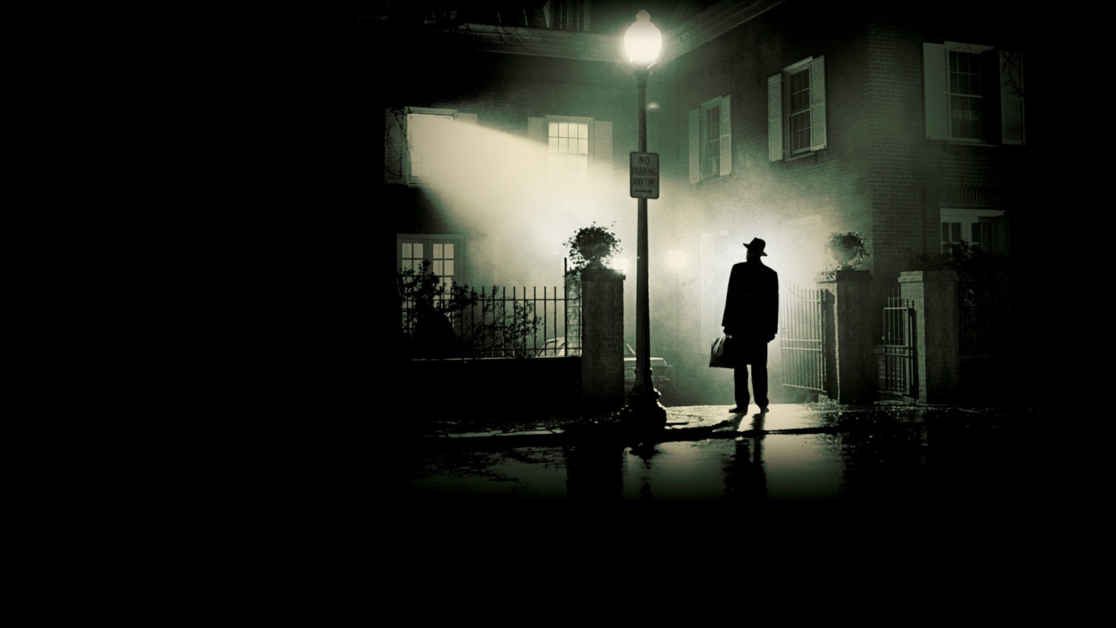 Max von Sydow como el padre Merrin bajo una farola frente a la casa, en El exorcista