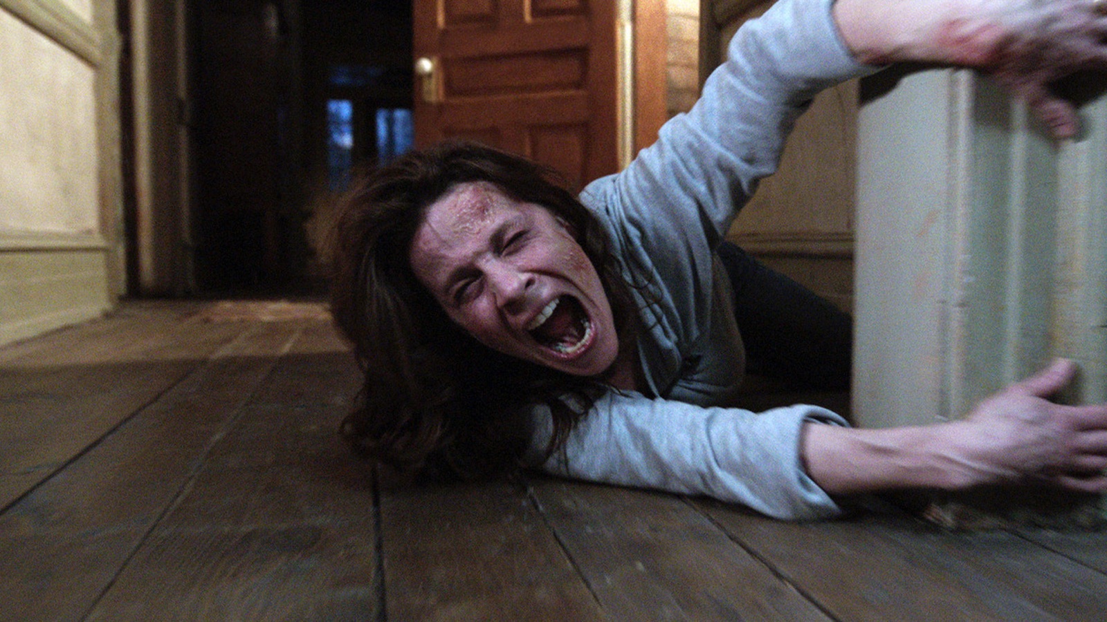 Lili Taylor arrastrada por el suelo en Expediente Warren
