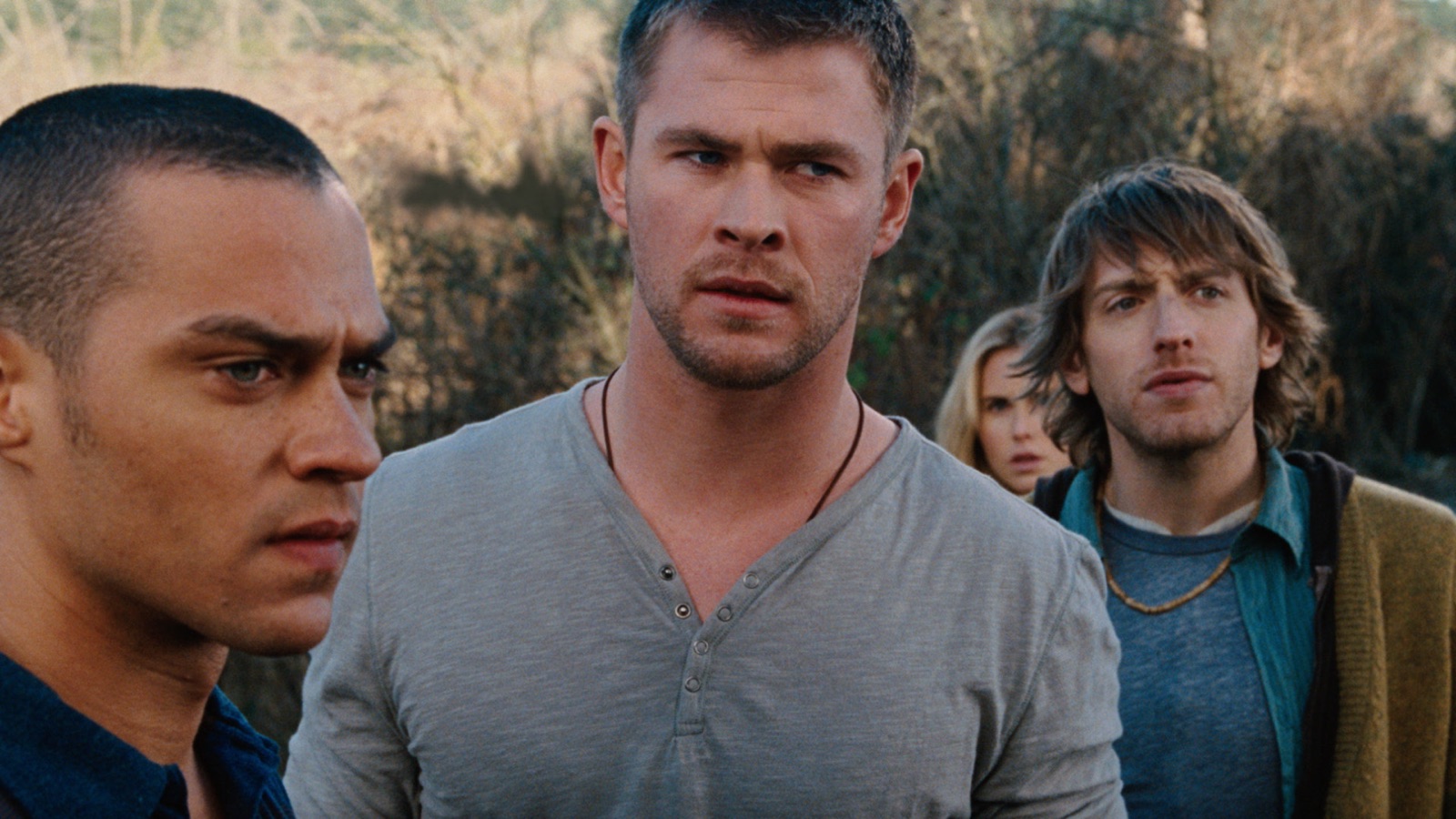 Chris Hemsworth y Jesse Williams en el bosque en La cabaña en el bosque