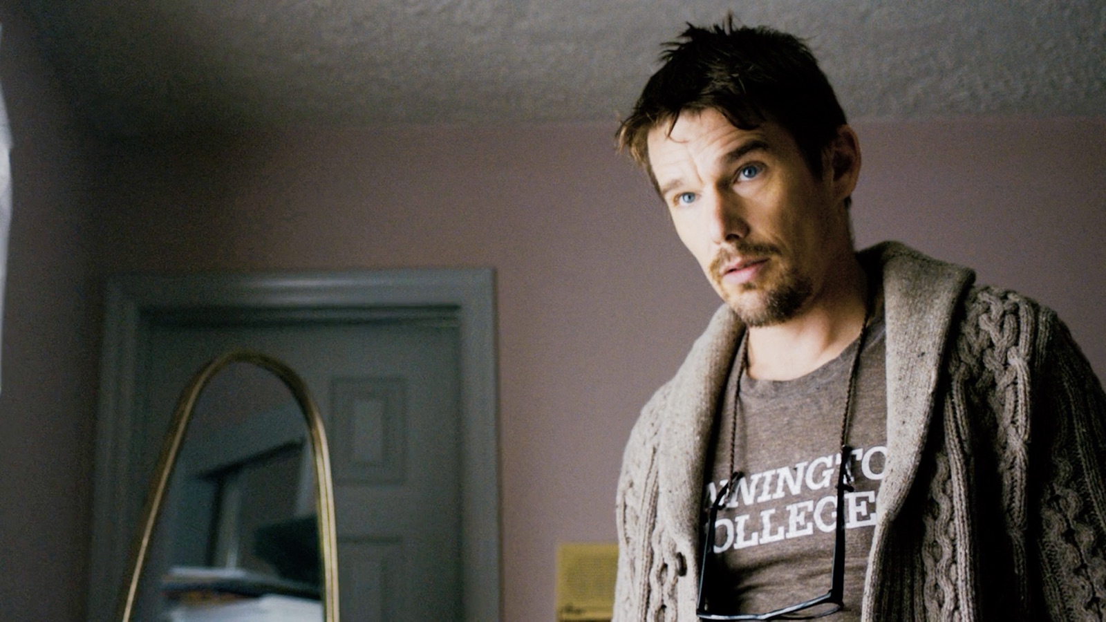 Ethan Hawke en una habitación en Sinister