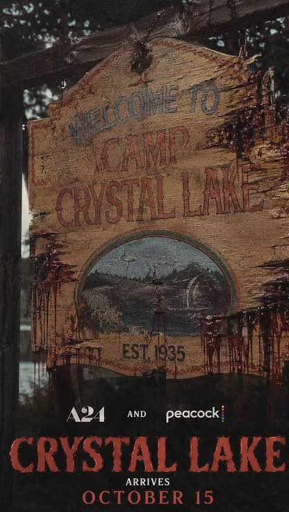 Cartel promocional de la serie Crystal Lake con un letrero de madera del campamento ensangrentado