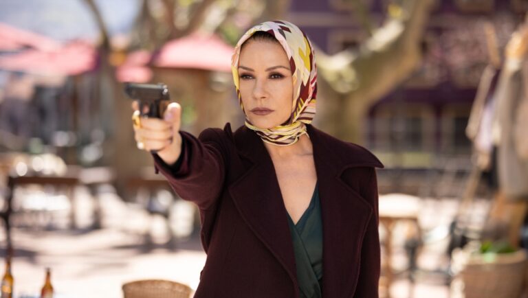 Catherine Zeta-Jones, como Jackie Price, apunta con una pistola en una terraza en Kill Jackie