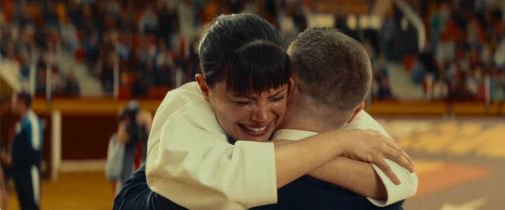Andrea Ros abrazando emocionada a Patrick Criado en una escena de la película Karateka.