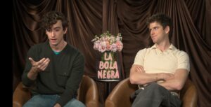 Guitarricadelafuente y Miguel Bernardeau sentados en sillones durante una entrevista sobre la película La bola negra