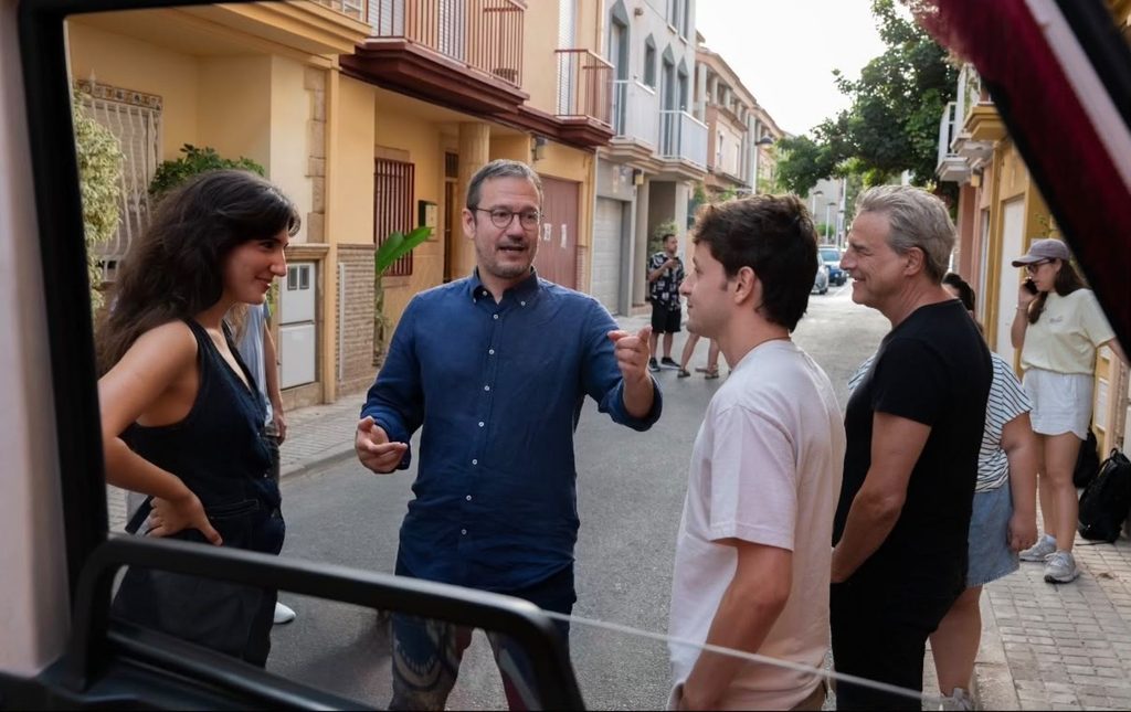 David Serrano dirige a Alberto San Juan, Jan Serra y Lina de Sol en el set.