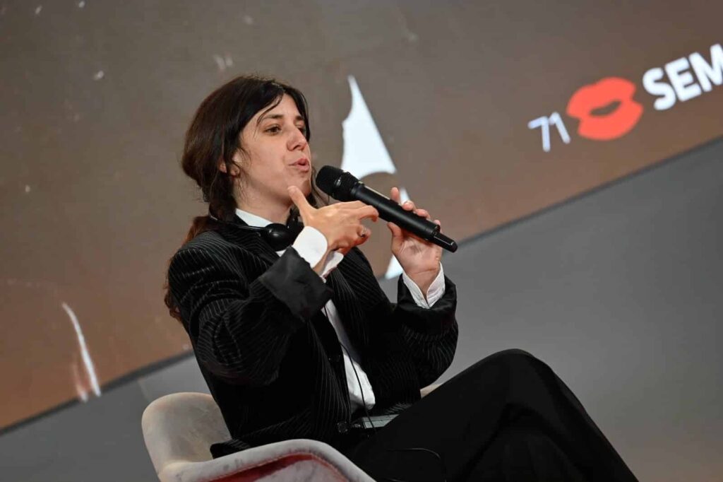Marine Atlan, sentada y con un micrófono en la mano, en la rueda de prensa de La Gradiva en la Seminci.
