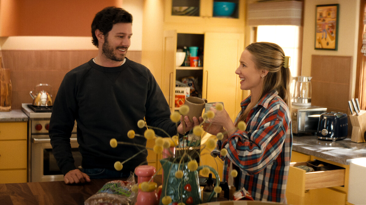 Adam Brody y Kristen Bell en la temporada 3 de Nadie quiere esto