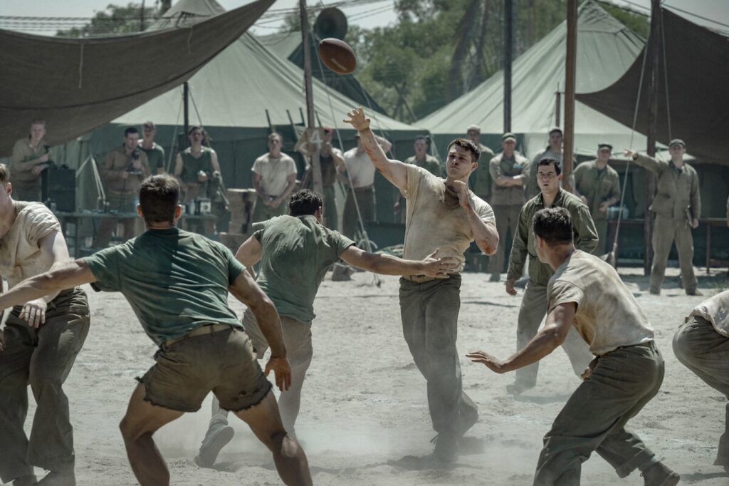 Marines con uniforme de la Segunda Guerra Mundial juegan al fútbol americano en un campamento de tiendas en Mosquito Bowl