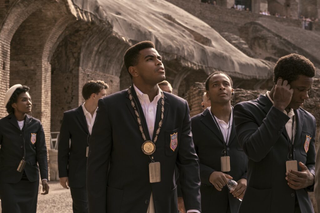 Jaalen Best como el joven Cassius Clay camina con otros jóvenes de uniforme bajo las arcadas del Coliseo de Roma en El más grande