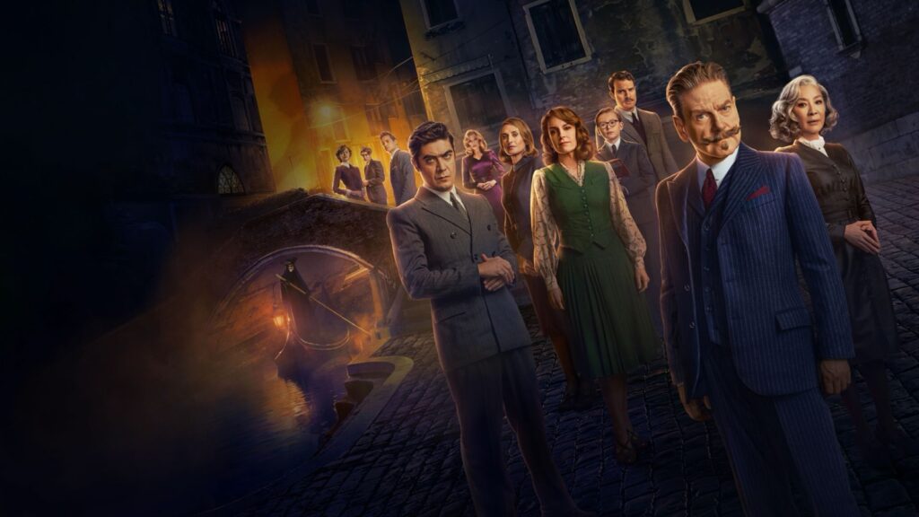 Kenneth Branagh como Poirot, con Michelle Yeoh a su lado y el resto del reparto, en una calle nocturna junto a un canal en Misterio en Venecia