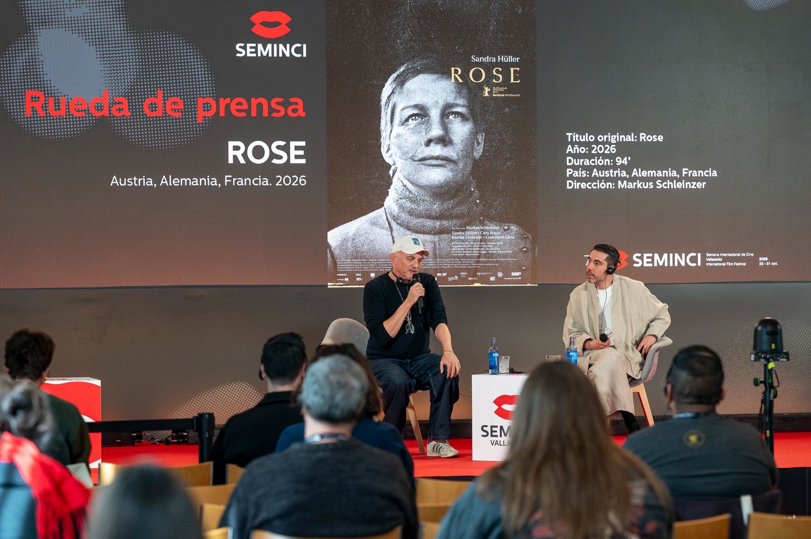 Rueda de prensa de Rose en la Seminci, con el cartel de la película al fondo