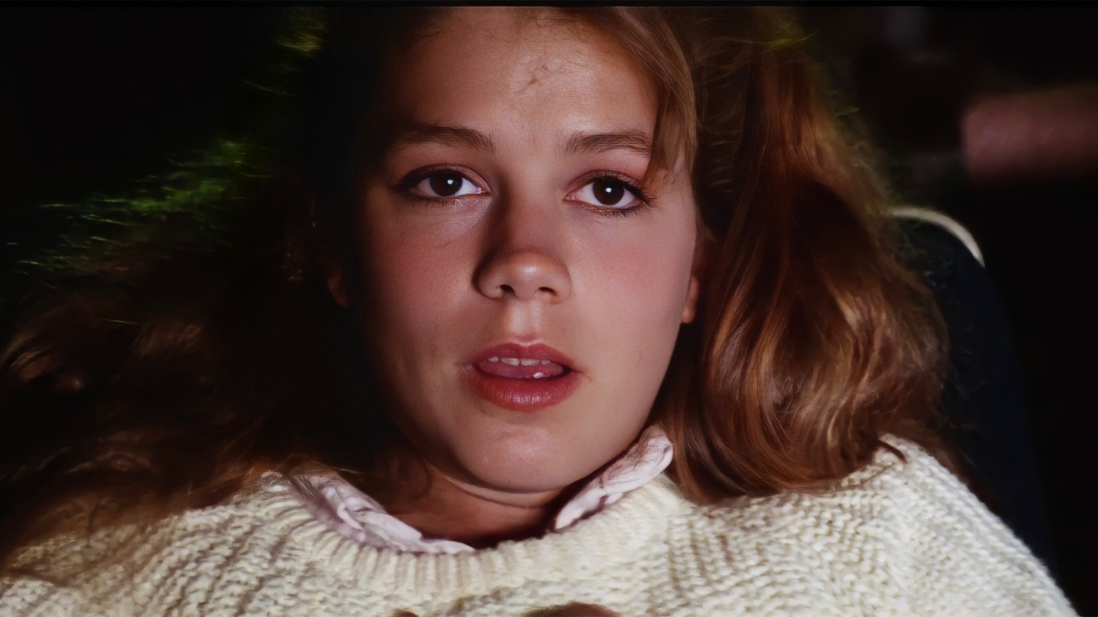 Talia Paul en la butaca de un cine en Angustia, de Bigas Luna