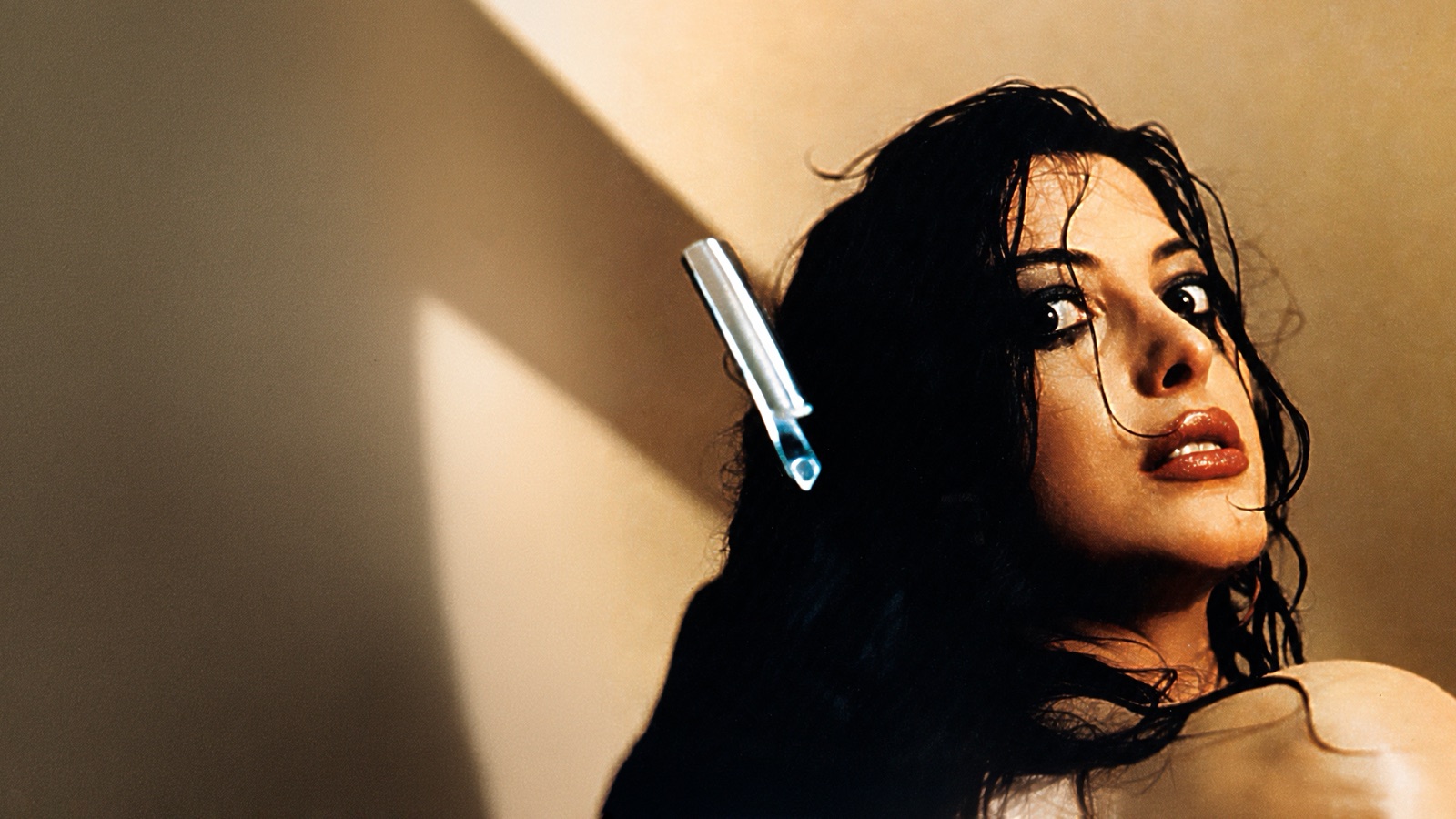 Daria Nicolodi con una navaja en Tenebre, de Dario Argento