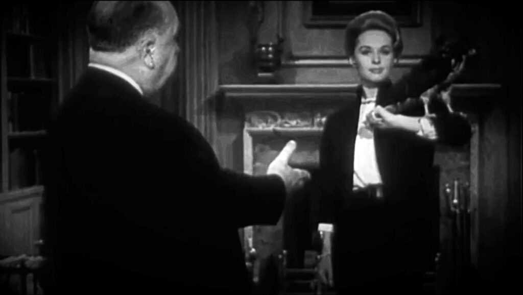 Tippi Hedren y Alfred Hitchcock en el avance promocional de Los pájaros, de 1963.