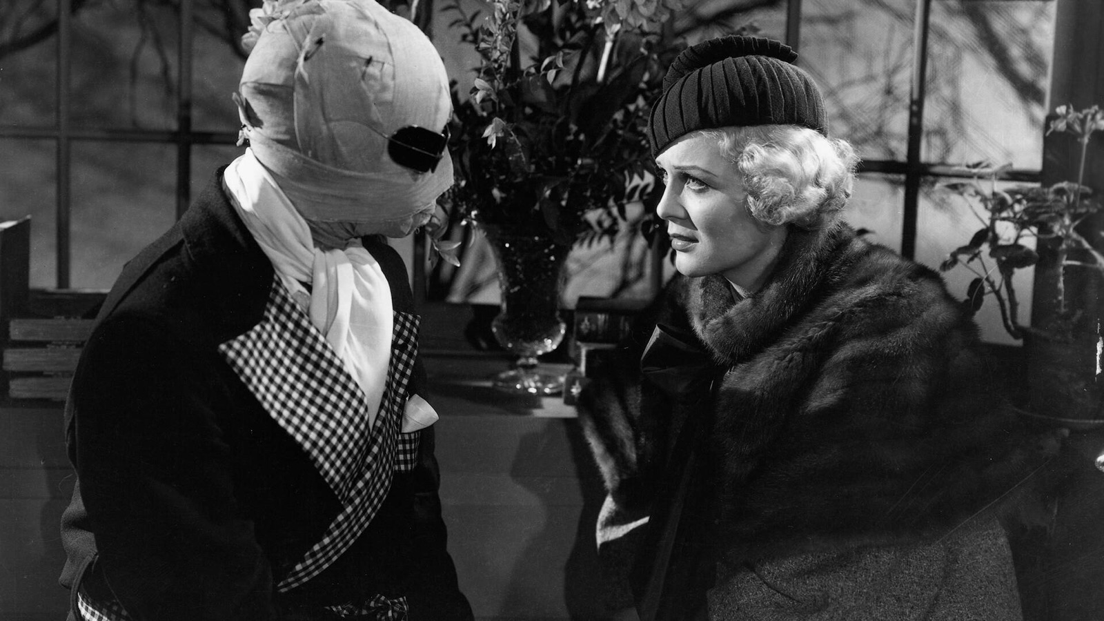 Claude Rains vendado frente a Gloria Stuart en El hombre invisible
