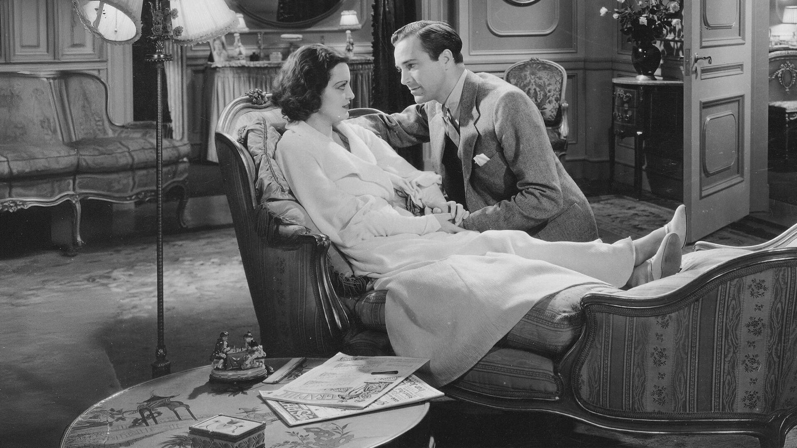 Zita Johann y David Manners en una escena de La momia